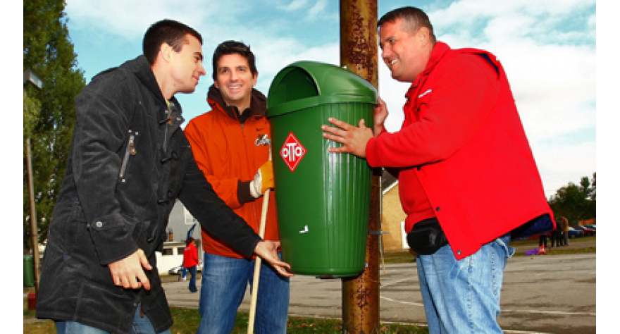 Zaposleni u Doncafe fabrici uređuju školska dvorišta
